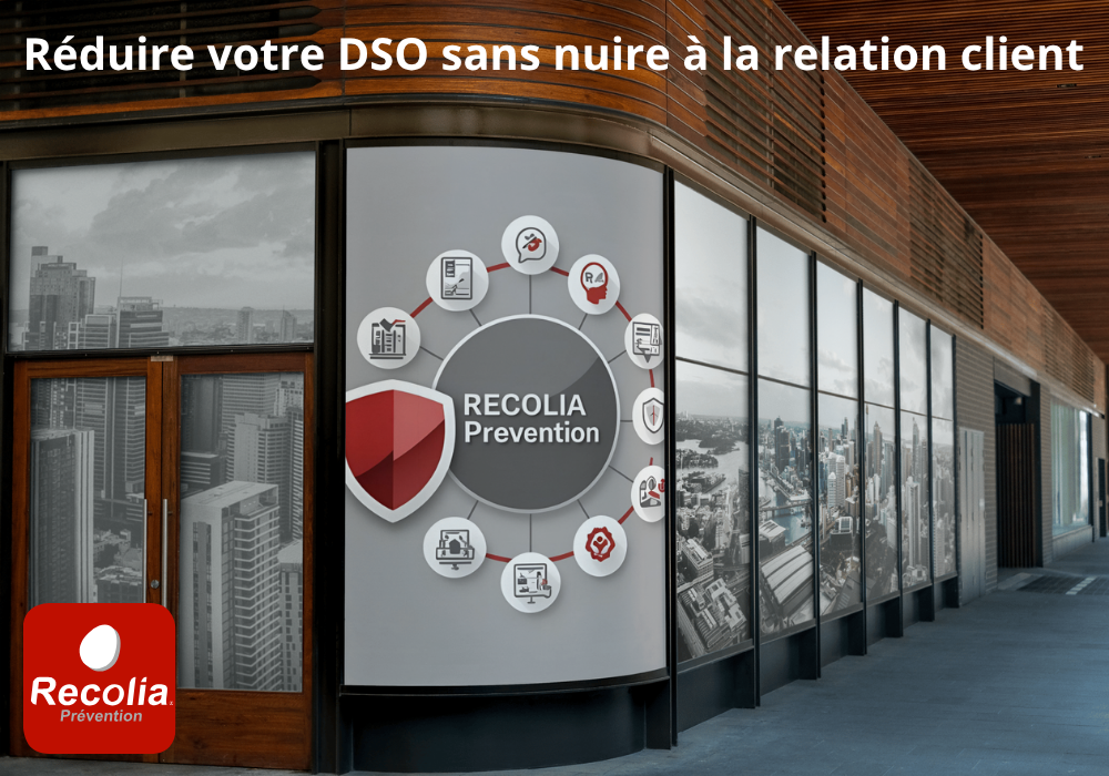 Façade d’entreprise moderne affichant un visuel Recolia Prévention avec un bouclier rouge et des icônes métiers, accompagné du texte “Réduire votre DSO sans nuire à la relation client”.