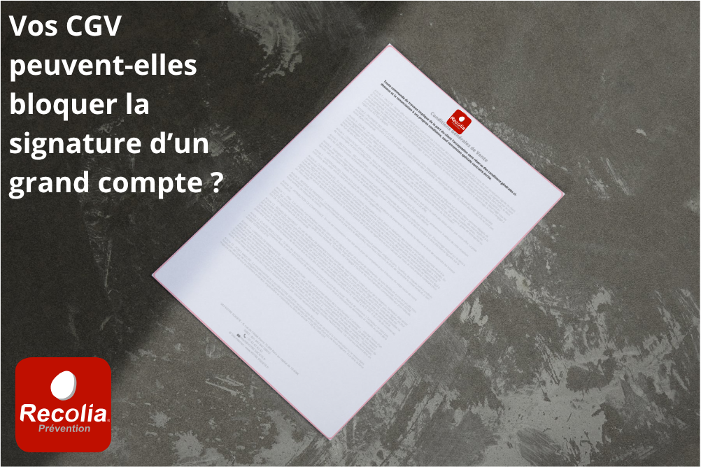 Document de conditions générales de vente (CGV) posé sur un fond gris, avec le texte “Vos CGV peuvent-elles bloquer la signature d’un grand compte ?” et le logo Recolia Prévention.